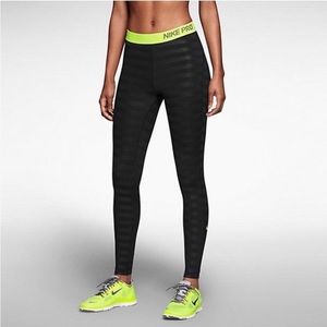Nike Pro Hyperwarm Embossed Leggings